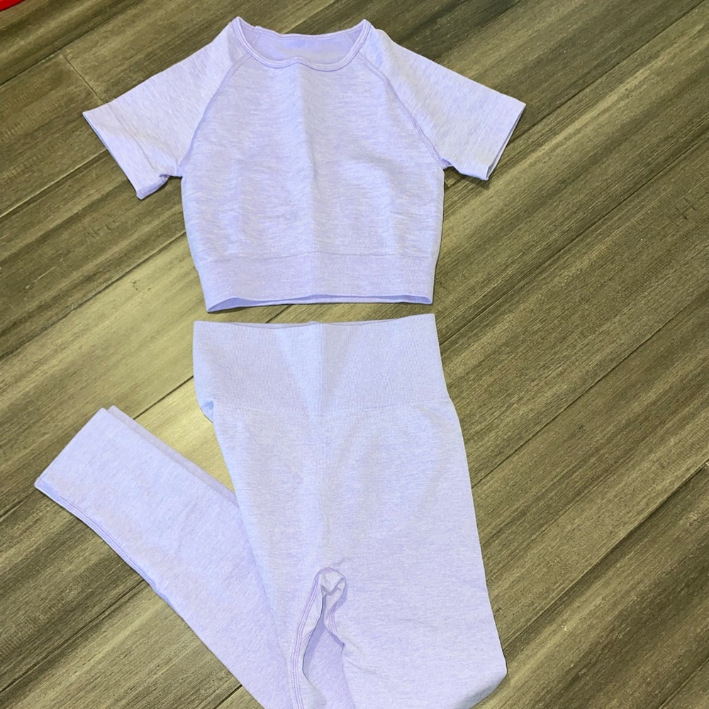 Women’s seamless lavender comfy workout yoga two piece set.